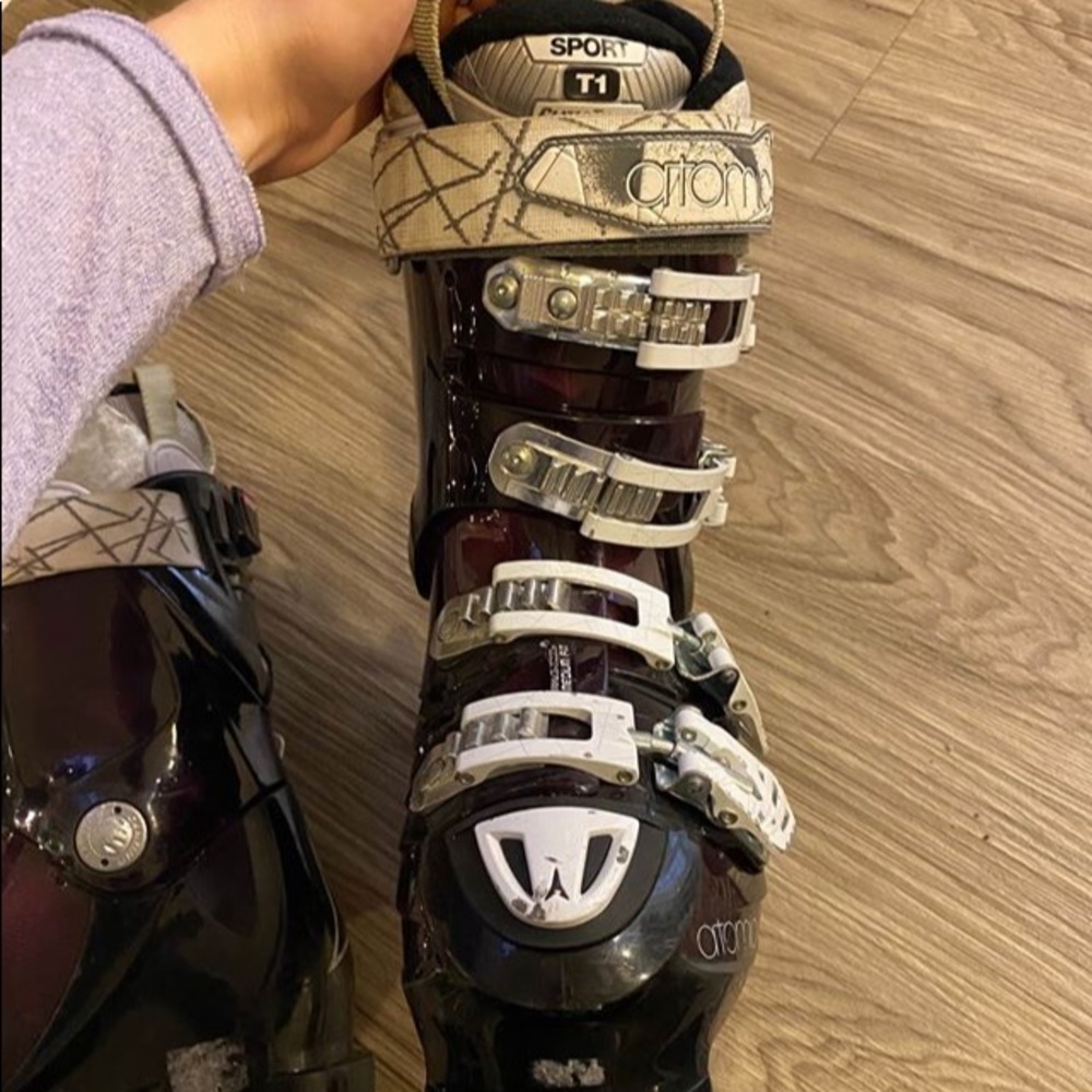 Ladies Atomic ski boots